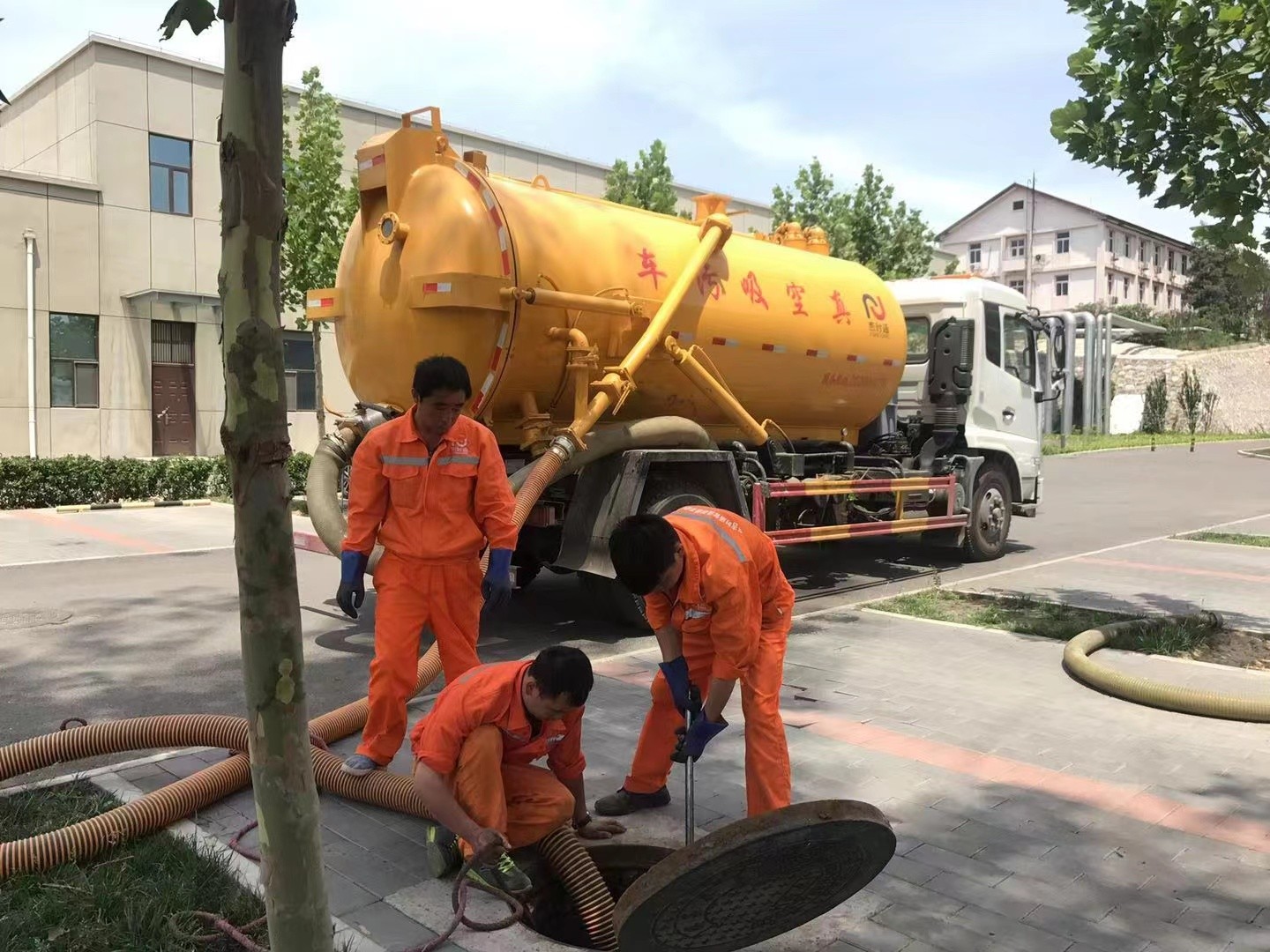 牙克石管道疏通车停在窨井附近